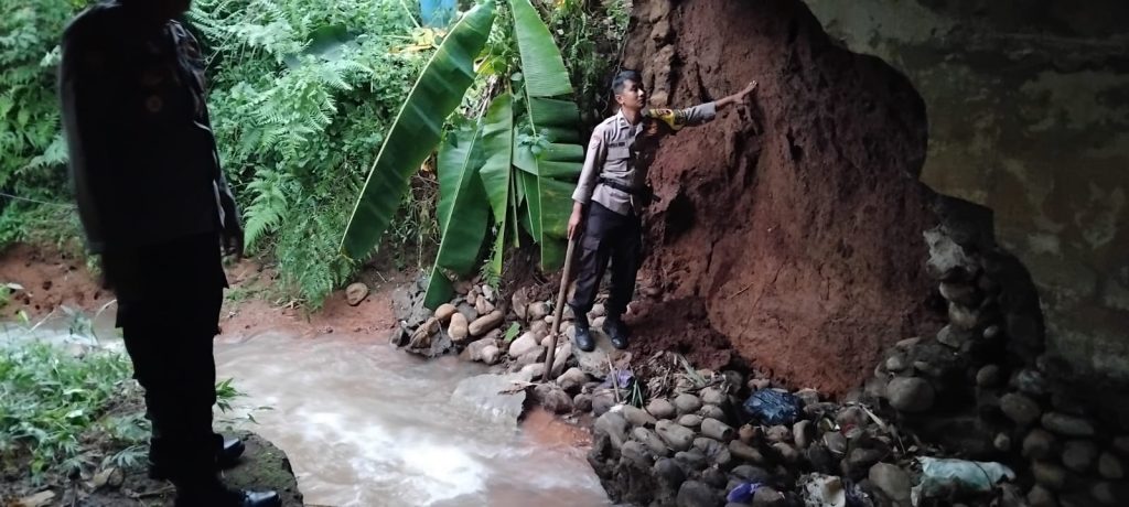 Pondasi Jembatan Kedungkebo Ambrol Tergerus Air, Polisi Pasang Garis Polisi dan Batasi Muatan Berat