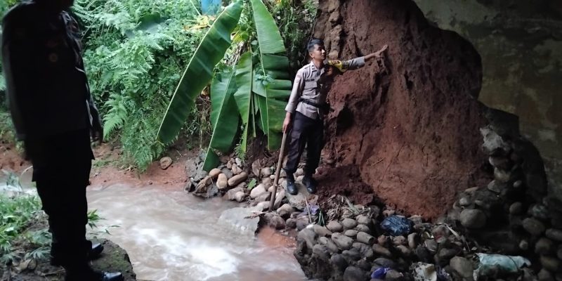 Pondasi Jembatan Kedungkebo Ambrol Tergerus Air, Polisi Pasang Garis Polisi dan Batasi Muatan Berat