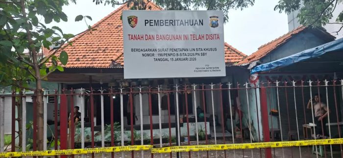 Polrestabes Surabaya Pasang Garis Polisi Kantor Ormas MADAS Jalan Darmo 153 Surabaya
