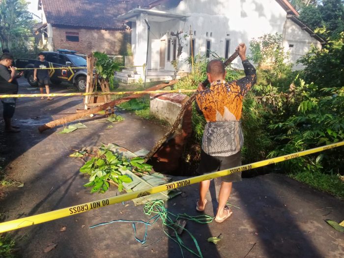 Jembatan Randukuning Doro Ambrol Diterjang Hujan Deras, Polisi Tutup Total Jalur dan Alihkan Arus
