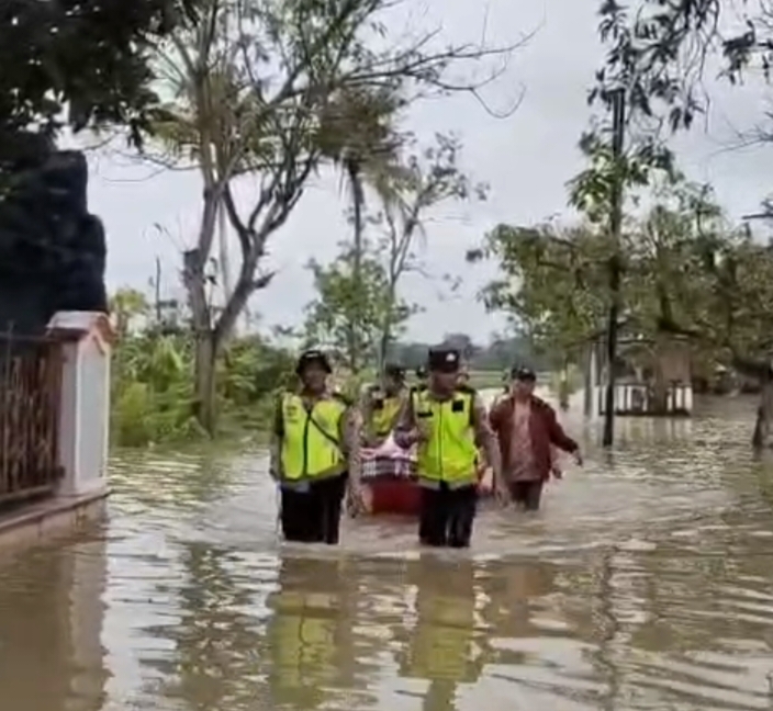 Gerak Cepat, Polisi Evakuasi Puluhan Warga Terdampak Banjir di Siwalan Pekalongan