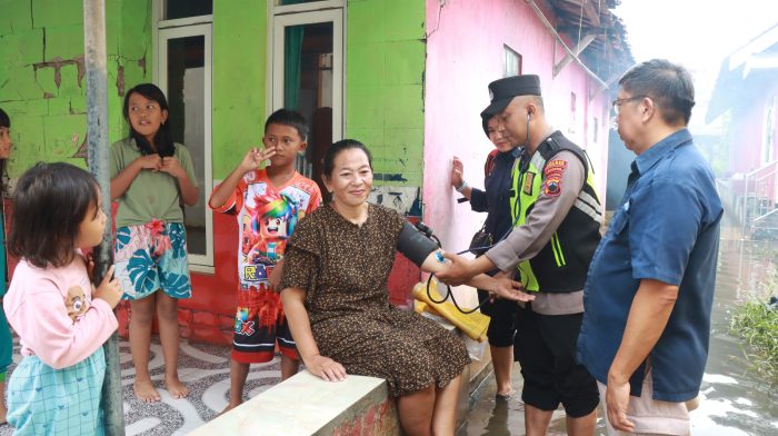 Tim Dokkes Polres Batang  Siaga Tangani Kesehatan Warga Terdampak Banjir