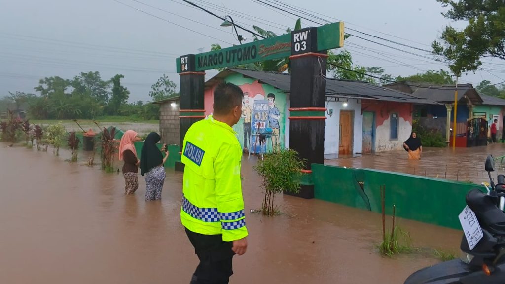 Tanggap Bencana Polres Pasuruan Dan BPBD Tangani Banjir di Winongan