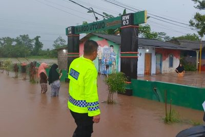 Tanggap Bencana Polres Pasuruan Dan BPBD Tangani Banjir di Winongan