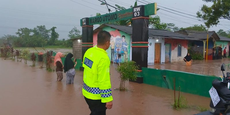 Tanggap Bencana Polres Pasuruan Dan BPBD Tangani Banjir di Winongan