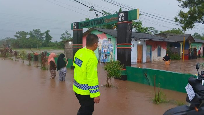 Tanggap Bencana Polres Pasuruan Dan BPBD Tangani Banjir di Winongan