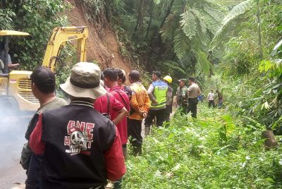 Gerak Cepat Tim Gabungan Bersihkan 2 Titik Longsor di Mesoyi, Akses Petungkriyono Terbuka