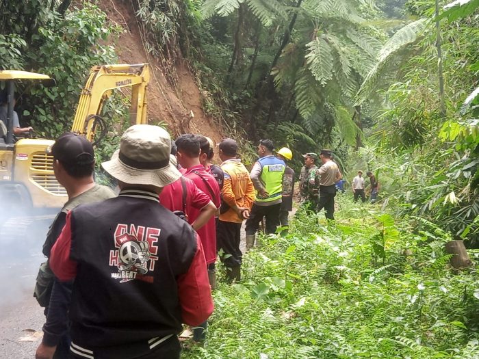 Gerak Cepat Tim Gabungan Bersihkan 2 Titik Longsor di Mesoyi, Akses Petungkriyono Terbuka