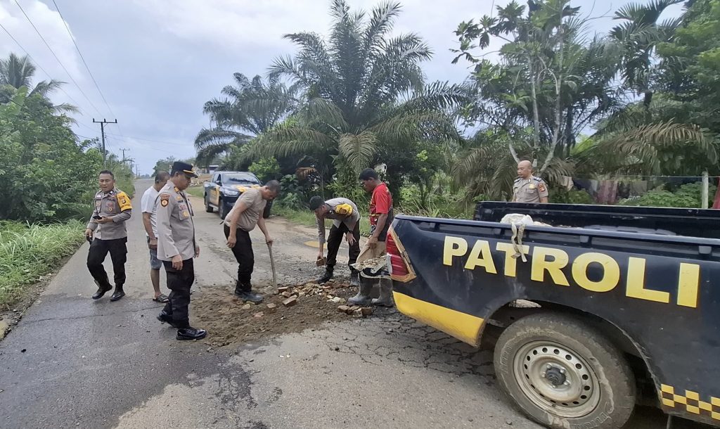 Kapolsek BTS Ulu Polres Musi Rawas Respon Cepat Timbun Jalan Berlubang Cegah Kecelakaan