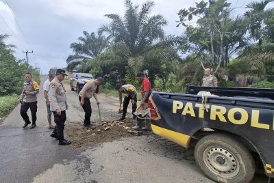 Kapolsek BTS Ulu Polres Musi Rawas Respon Cepat Timbun Jalan Berlubang Cegah Kecelakaan