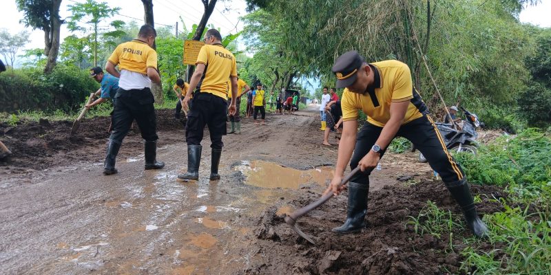 Polsek Winongan Bersama Warga Gelar Bakti Sosial Bersihkan Lumpur Pascabanjir di Desa Prodo