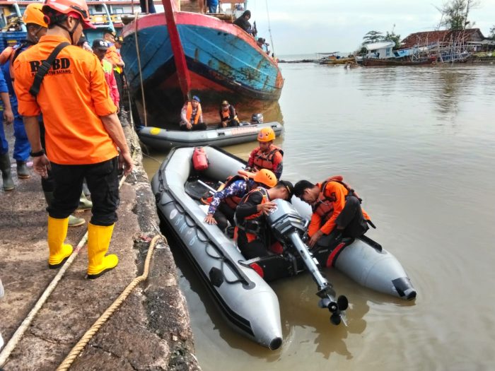 Hari Ketiga, Tim SAR Gabungan Masih Cari Korban Hanyut di Muara Sungai Sambong Batang
