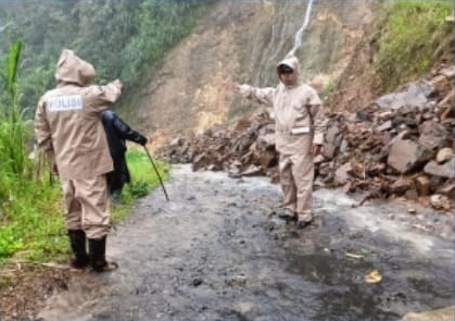 Akses Jalan Terputus, Polsek Petungkriyono Gerak Cepat Koordinasi Alat Berat Evakuasi Longsor Yosorejo
