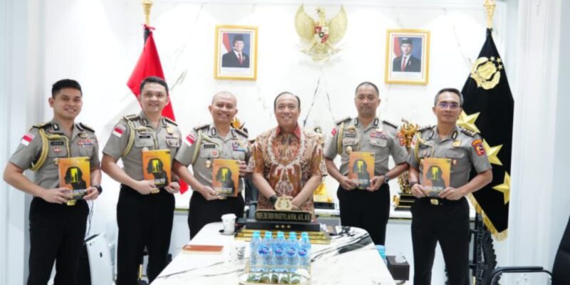 Lewat Buku, Wakapolri Titipkan Pesan Penting Pemberantasan TPPA–PPO Kepada 5 Calon Atase dan Staf Teknis Polri