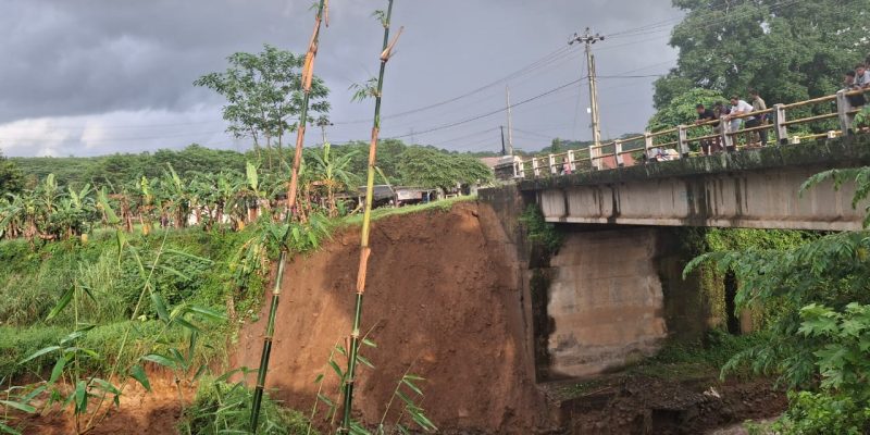 Pondasi Jembatan Sungai Kupang Ambrol Tergerus Air, Polsek Talun Pasang Garis Polisi dan Batasi Muatan Berat
