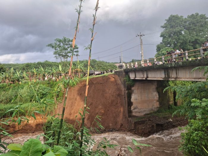 Pondasi Jembatan Sungai Kupang Ambrol Tergerus Air, Polsek Talun Pasang Garis Polisi dan Batasi Muatan Berat