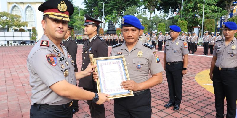 Kapolres Gresik Apresiasi Dedikasi Personel, 63 Anggota Terima Penghargaan dan Satyalancana