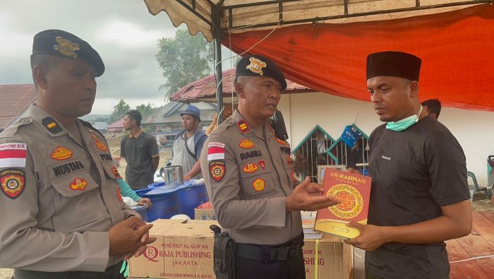 Polri Salurkan Bantuan Al-Qur’an kepada Pesantren Terdampak Banjir