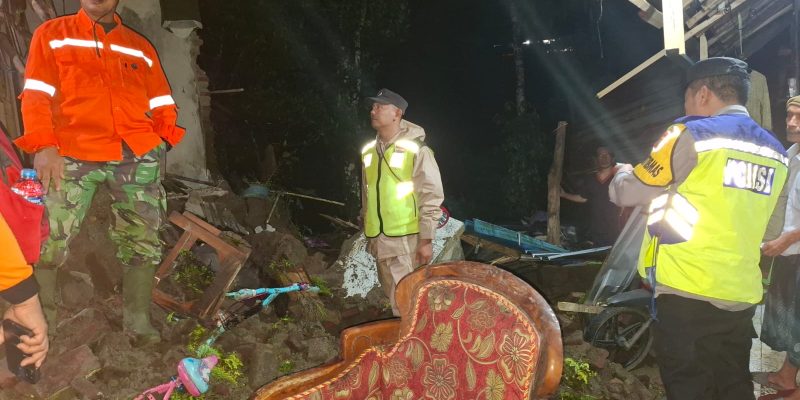 Aksi Sigap Polsek Paninggaran: Evakuasi Lumpur Sibelis Hingga Bantu Warga yang Rumahnya Roboh