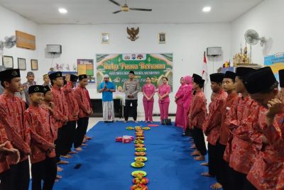 Ramadan Penuh Berkah di Surabaya: Polsek Asemrowo Pererat Silaturahmi Lewat Takjil dan Santunan Anak Yatim