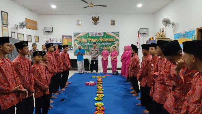 Ramadan Penuh Berkah di Surabaya: Polsek Asemrowo Pererat Silaturahmi Lewat Takjil dan Santunan Anak Yatim