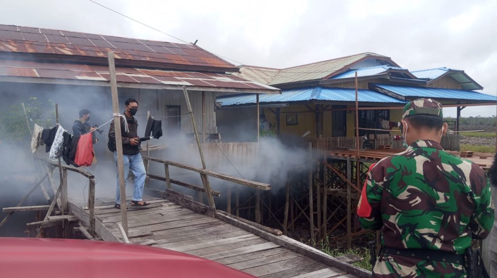 Babinsa Koramil 1016-01/Phd Dampingi Fogging Dinkes Palangka Raya Cegah Penyebaran DBD