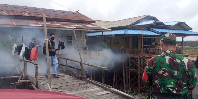 Babinsa Koramil 1016-01/Phd Dampingi Fogging Dinkes Palangka Raya Cegah Penyebaran DBD