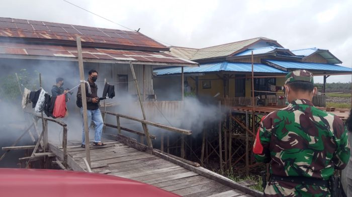 Babinsa Koramil 1016-01/Phd Dampingi Fogging Dinkes Palangka Raya Cegah Penyebaran DBD