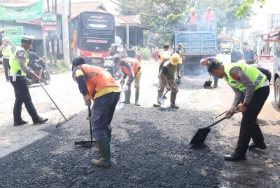 Operasi Keselamatan Candi 2026: Polisi dan Balai Pengelolaan Jalan Kolaborasi Tutup Lubang Maut di Ruas Bojong