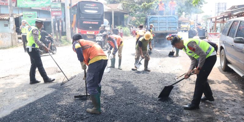 Operasi Keselamatan Candi 2026: Polisi dan Balai Pengelolaan Jalan Kolaborasi Tutup Lubang Maut di Ruas Bojong