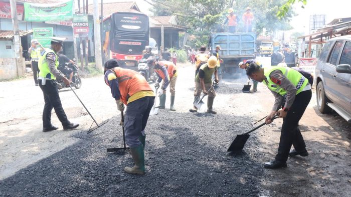 Operasi Keselamatan Candi 2026: Polisi dan Balai Pengelolaan Jalan Kolaborasi Tutup Lubang Maut di Ruas Bojong