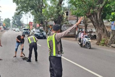 Kegiatan Operasi Keselamatan Semeru 2026 Polresta Sidoarjo Melakukan Tambal Jalan Berlubang