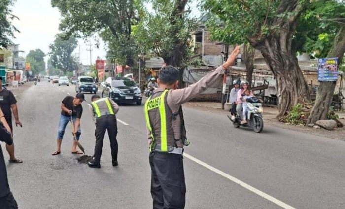 Kegiatan Operasi Keselamatan Semeru 2026 Polresta Sidoarjo Melakukan Tambal Jalan Berlubang