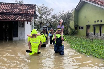 Banjir Kembali Rendam Siwalan, 129 Warga Desa Pait Dievakuasi ke Tiga Posko Pengungsian