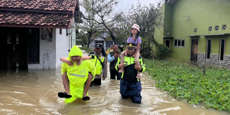 Banjir Kembali Rendam Siwalan, 129 Warga Desa Pait Dievakuasi ke Tiga Posko Pengungsian