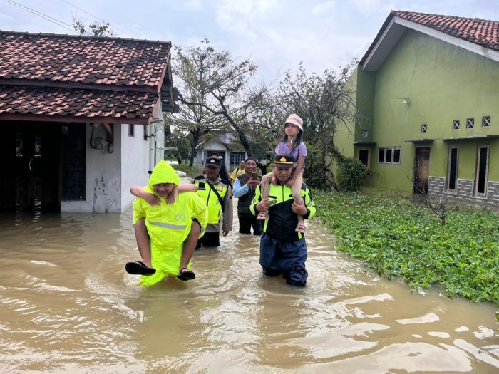 Banjir Kembali Rendam Siwalan, 129 Warga Desa Pait Dievakuasi ke Tiga Posko Pengungsian