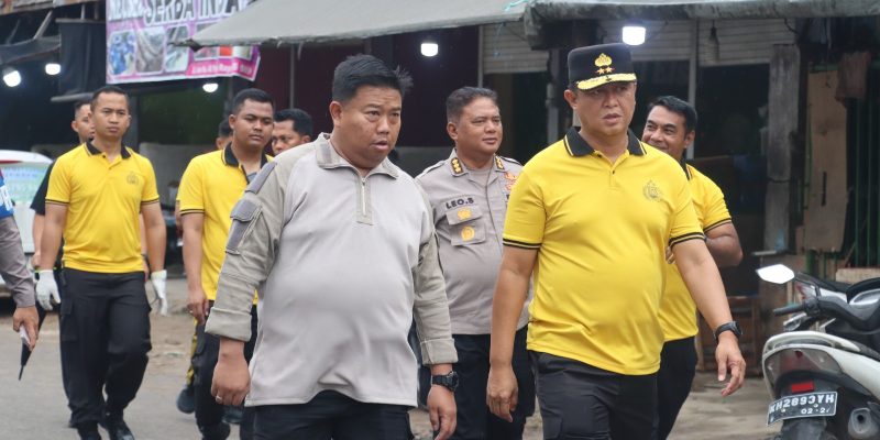 Implementasikan Arahan RI 1, Kapolresta Palangka Raya Dampingi Kapolda Kalteng Kurve di Pasar Besar