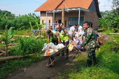 Sinergi Tanpa Batas! Polisi, TNI, dan Warga Pangkah Gotong Royong Bendung Longsor di Pinggir Sungai
