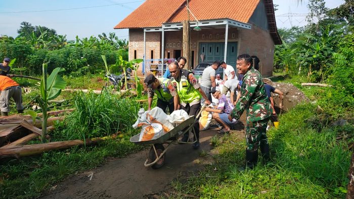 Sinergi Tanpa Batas! Polisi, TNI, dan Warga Pangkah Gotong Royong Bendung Longsor di Pinggir Sungai
