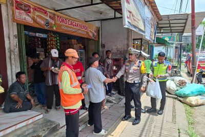 Sambil Bagikan Nasi Kotak, Kasat Lantas Pekalongan Edukasi Tukang Ojek Soal Keselamatan Lalin