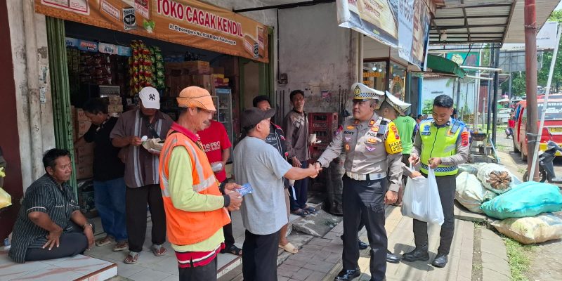Sambil Bagikan Nasi Kotak, Kasat Lantas Pekalongan Edukasi Tukang Ojek Soal Keselamatan Lalin