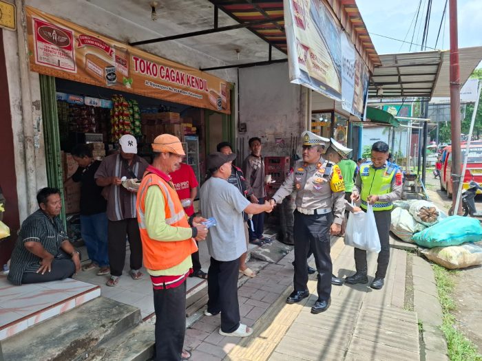 Sambil Bagikan Nasi Kotak, Kasat Lantas Pekalongan Edukasi Tukang Ojek Soal Keselamatan Lalin
