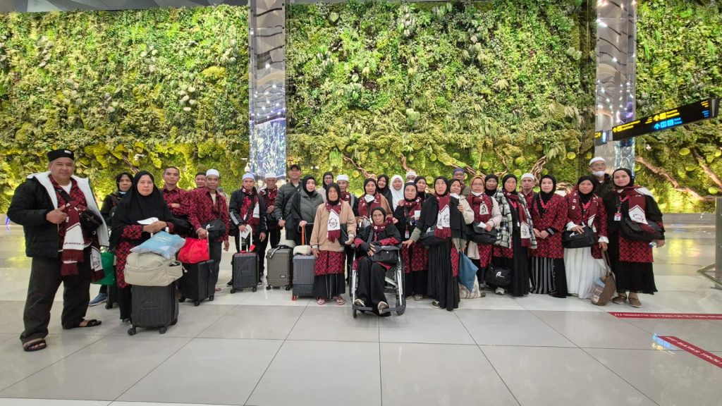 Jemaah Umroh Al-Mabrur Asal Palangka Raya Tiba di Tanah Air, Ustadz Nandang Saifullah Ingatkan Pentingnya istikomah Jelang Ramadhan.