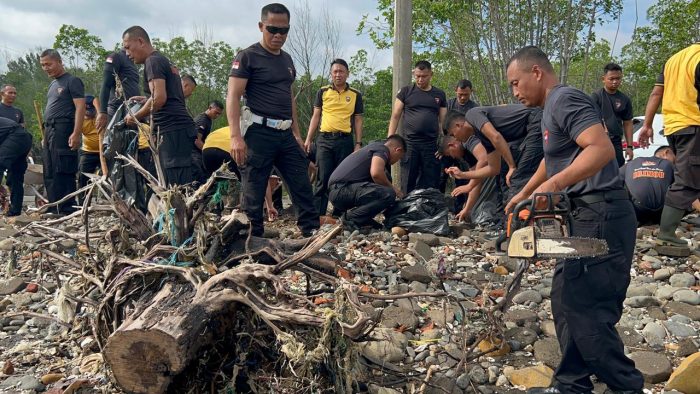 Tindak Lanjuti Arahan Presiden, Brimob dan Polres Batang Bersihkan Pantai Sigandu
