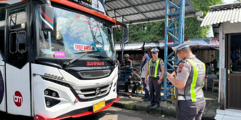 Upaya Menekan Kecelakaan Satlantas Polres Pasuruan Gelar Ramp Check Angkutan Umum di Terminal Pandaan