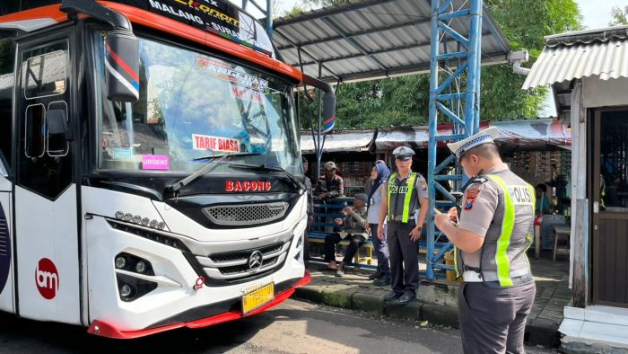 Upaya Menekan Kecelakaan Satlantas Polres Pasuruan Gelar Ramp Check Angkutan Umum di Terminal Pandaan