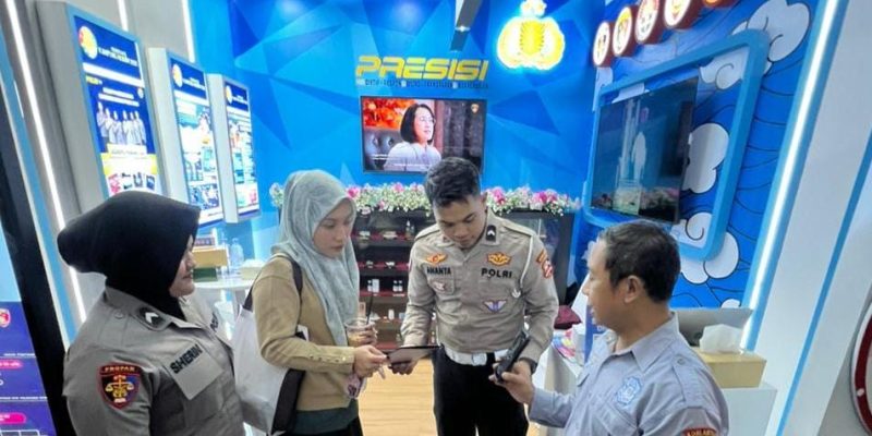 Korlantas Polri Tampilkan ETLE Mobile Handeld di Pameran Kampung Hukum 2026