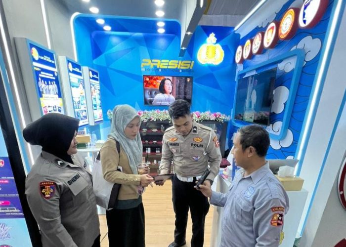 Korlantas Polri Tampilkan ETLE Mobile Handeld di Pameran Kampung Hukum 2026
