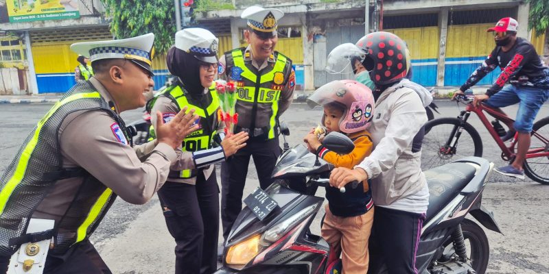 Hari Kesepuluh Operasi Keselamatan Semeru Polres Lumajang Beri Hadiah Pengendara Tertib