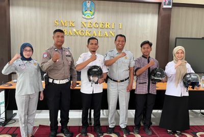 Ops Keselamatan Semeru 2026, Satlantas Polres Bangkalan Tekan Laka Dengan Aksi Simpatik Bagikan Helm SNI Secara Gratis di SMKN 1 Bangkalan